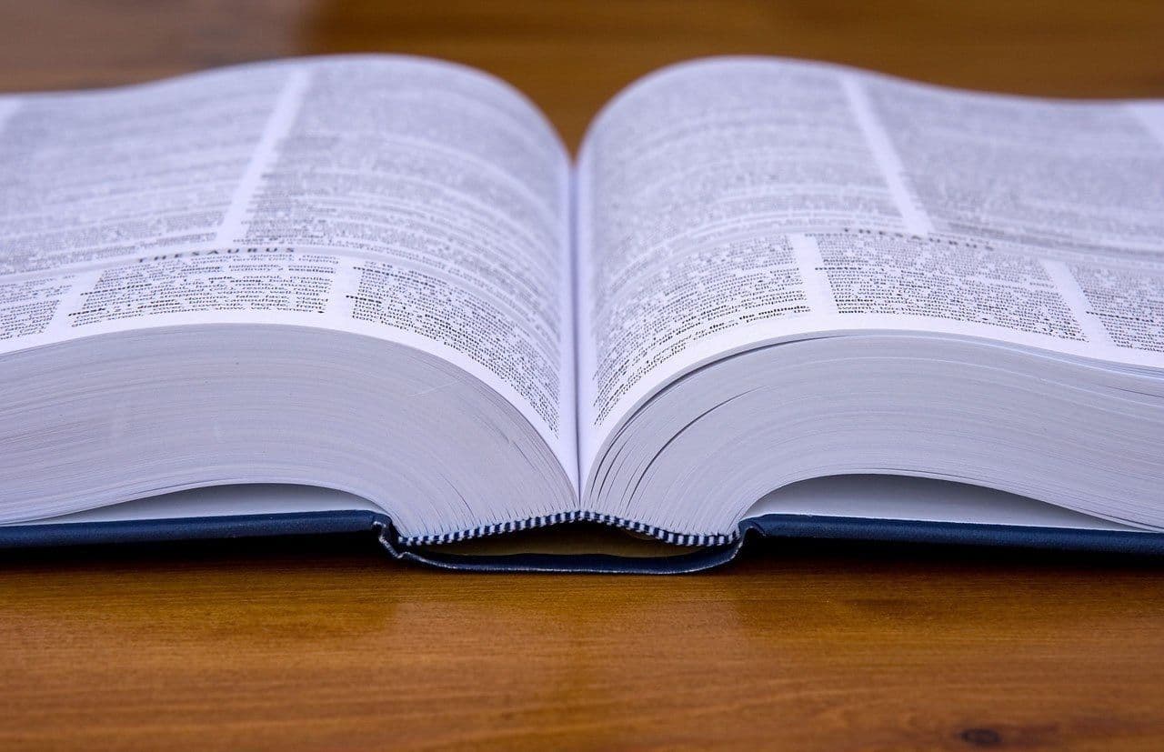 Dik boek ligt open