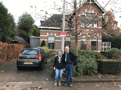 Villa met Ab en Evelien ervoor