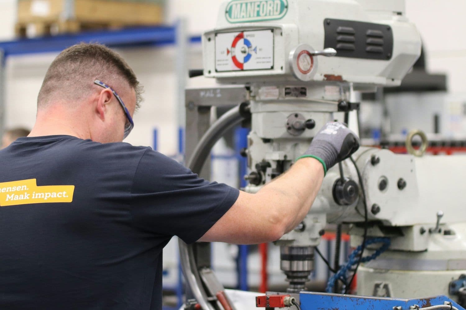man werkt aan machine