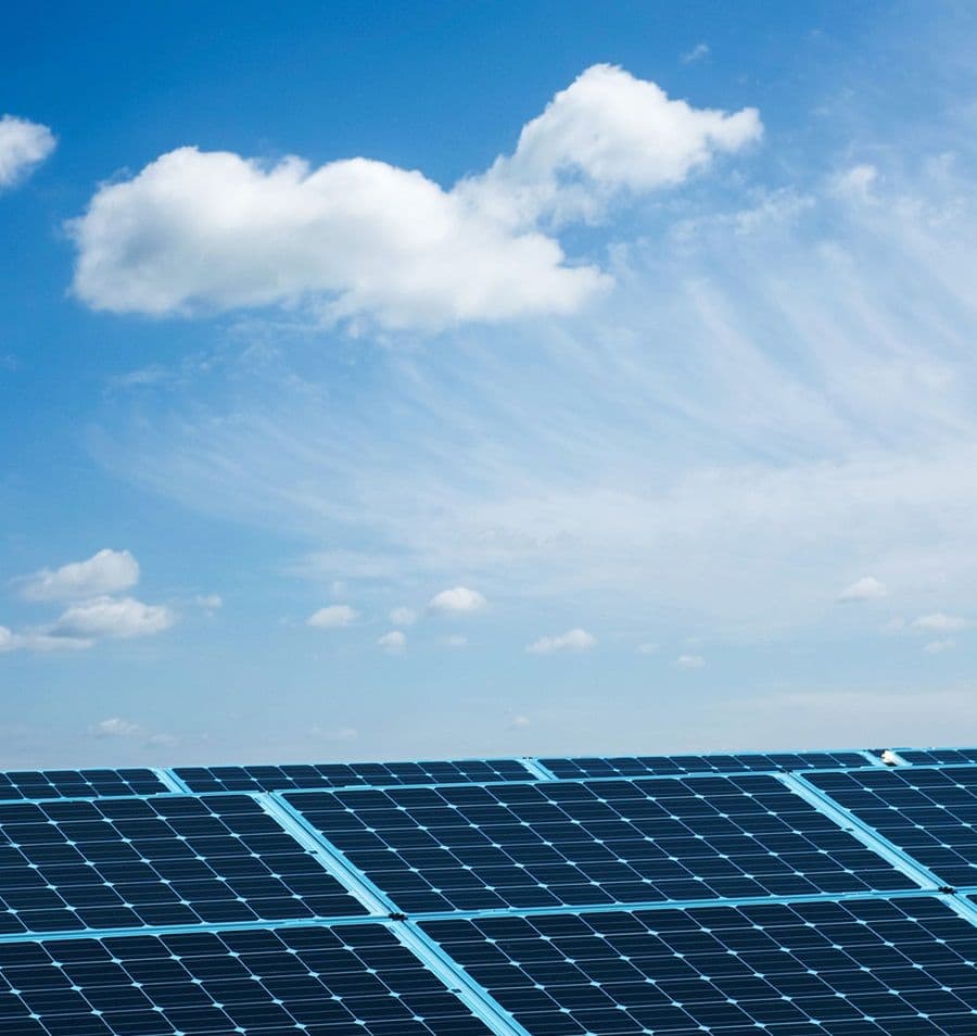 Blauwe wolkenlucht en zonnepanelen