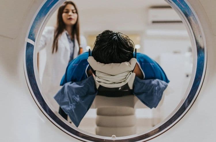 persoon in ct scan